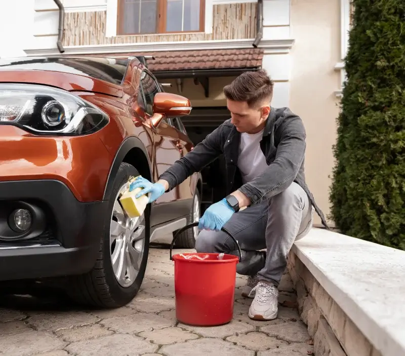 Lavage auto à domicile Faye-l'Abbesse : professionnel intervenant sur un véhicule